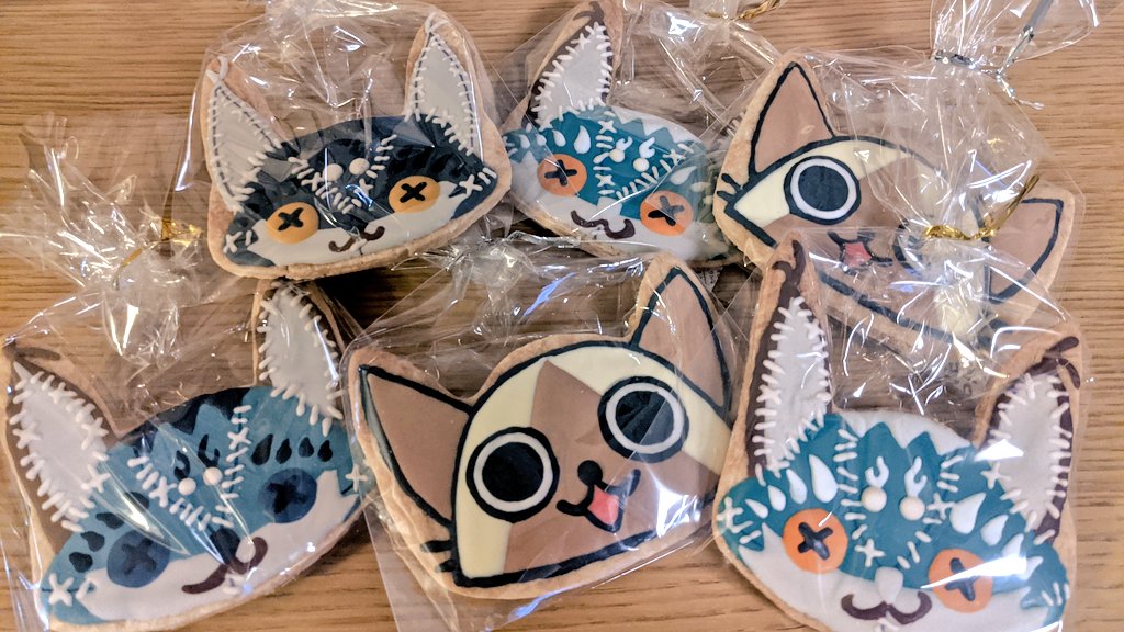 hiroimasita1's tweet image. #スパスコ で買った＆景品としてもろたアイルー&amp;amp;テトルークッキー勿体なくて食われへん…(耳が割れたやつだけ食べた)