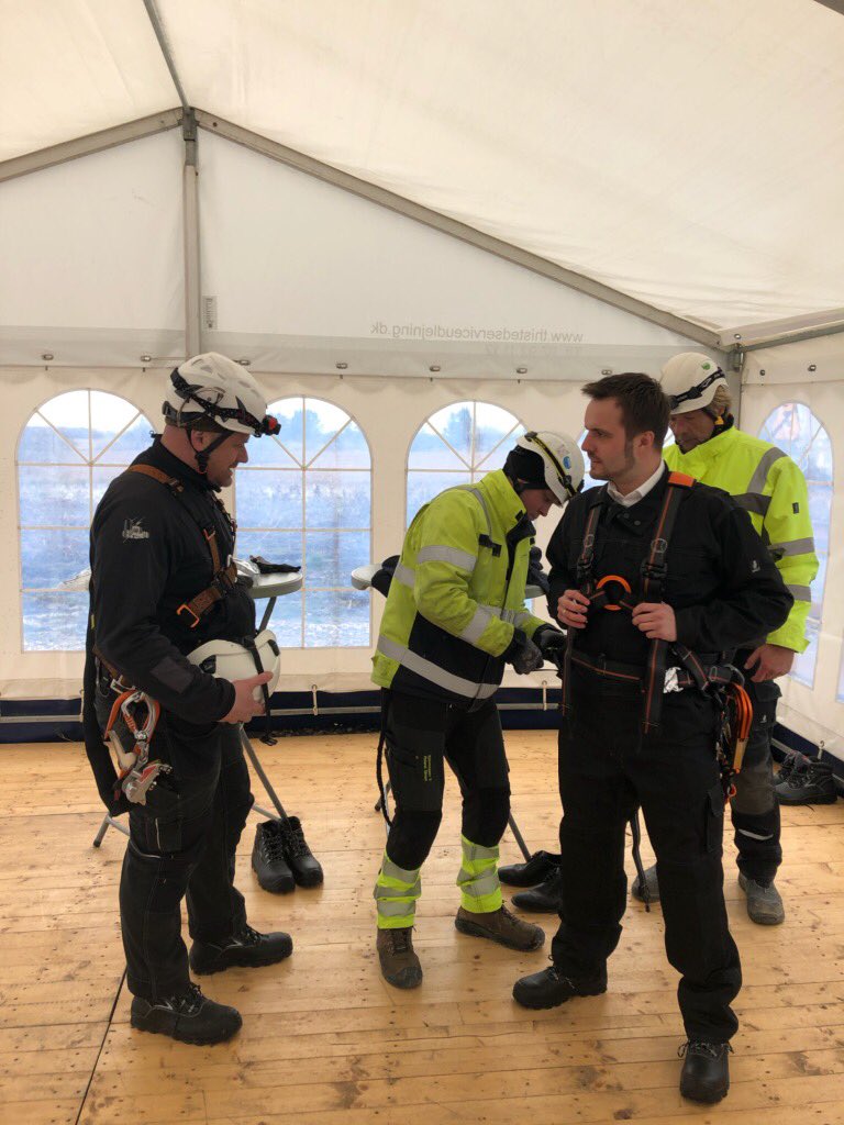 Det sædvanlige ministeroutfit skal lige suppleres med lidt andet grej, inden ⁦<a href="/simonkollerup/">Simon Kollerup</a>⁩ skal tilvejrs i en af Eurowinds 85 meter høje vindmøller ved Aggersund. <a href="/DanskEnergi/">Kim Ursin</a>⁩ ⁦<a href="/Norlysdk/">Norlys</a>⁩ #femstyrker #dkpol #dkgreen #dkenergi