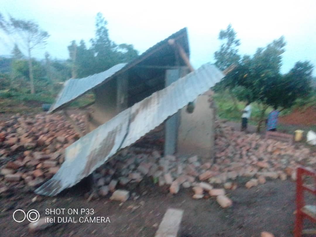 A tornado has devastated houses and #banana crops of families living in #Mubende #Uganda where #Abingdon Vesper #Rotary are helping locals build a better life and income
Most homes are little more than sheds, re-building costs are low, but these people have nothing. Can you help?