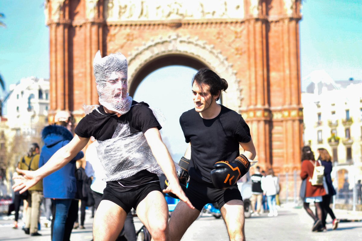 naranjotalento's tweet photo. Performance 22/02 "Odiarás haber nacido" . Una intervención promocional para nuestra nueva temporada de #BHATE que comienza este viernes 28/02 en @salaonbcn a las 21h. @salacuartapared @SalaAtrium @SalaHiroshima @RedSalasTeatro #teatre #teatro #teatrebcn @AgendaCultura https://t.co/o94Epg3zll