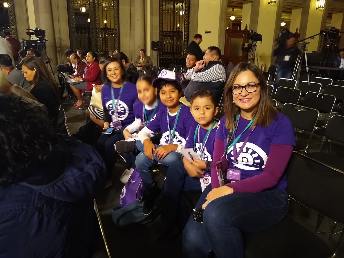 Hans2412's tweet photo. En la mañanera hay invitados especiales en las sillas de la prensa... Pequeños con sus maestras de Periscopioespacio donde fomentan comunicación y recreación, del estado de Veracruz.

@NoticiasZMG 

#ConferenciaPresidente https://t.co/ZxKNAXS6E4