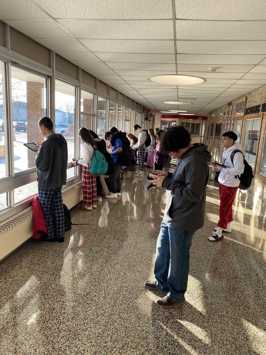 MrsC_RudnetMHS's tweet photo. Writing lesson in the sunlight. @mineolahs https://t.co/q7dyy3iPcP