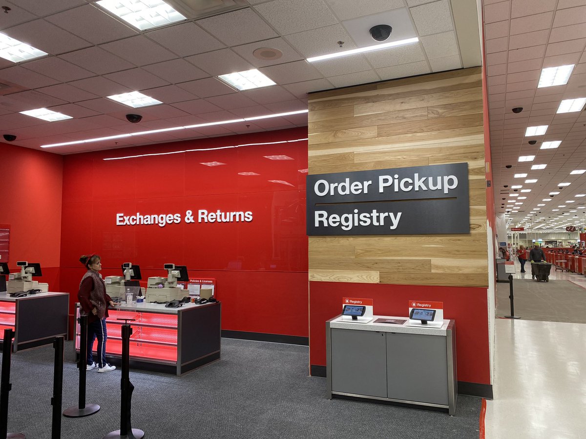 We have a service desk again! <a href="/lyndseyh14/">Lyndsey Hover</a> <a href="/veramay11/">April Bengert</a> @ErinHostinsky <a href="/stefanglin/">Stephanie Anglin</a> <a href="/SerraUv/">Sarah Holmes</a> <a href="/JordanShavone/">Shavone Jordan</a>