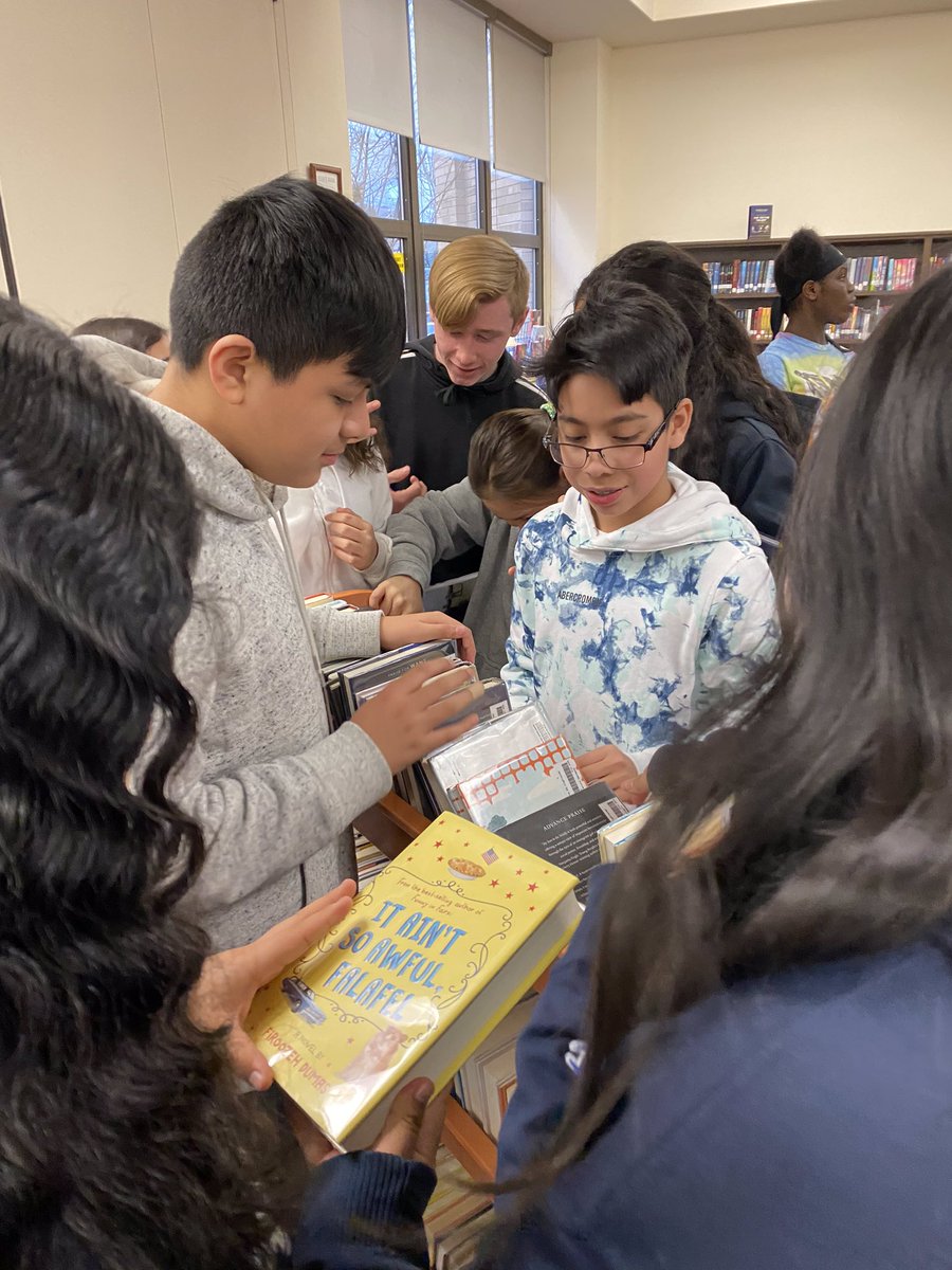 HighlandsMS_WP's tweet photo. First day back to school and we are anxiously looking for our next great read. π―πππ#PublicSchoolProud #WPProud #HLReads https://t.co/r81z0K3aBg