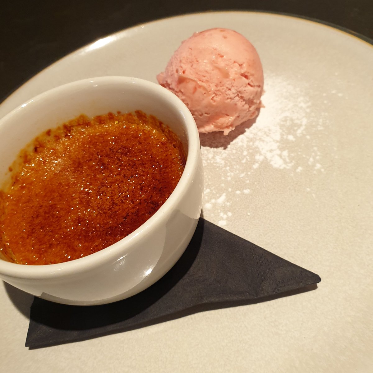 barleybree6's tweet photo. Chicorée crème brûlée
#desserts #Muthill #Perthshire #restaurantwithrooms #lunchstop #eatlocal #smallbusiness #oldinn #ecosse #chicorée #lovefood #restaurant https://t.co/KtJvOzkYV7