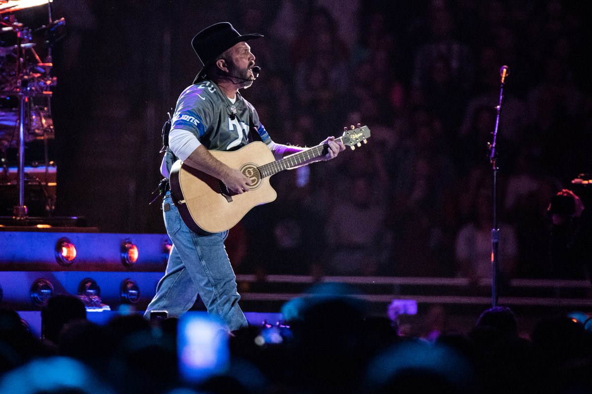 fordfield's tweet photo. #TBT to when @garthbrooks turned our stadium into a #DiveBar.

That was fun, huh 🤠 🎸

#GARTHinDETROIT https://t.co/diSUaXWWZb