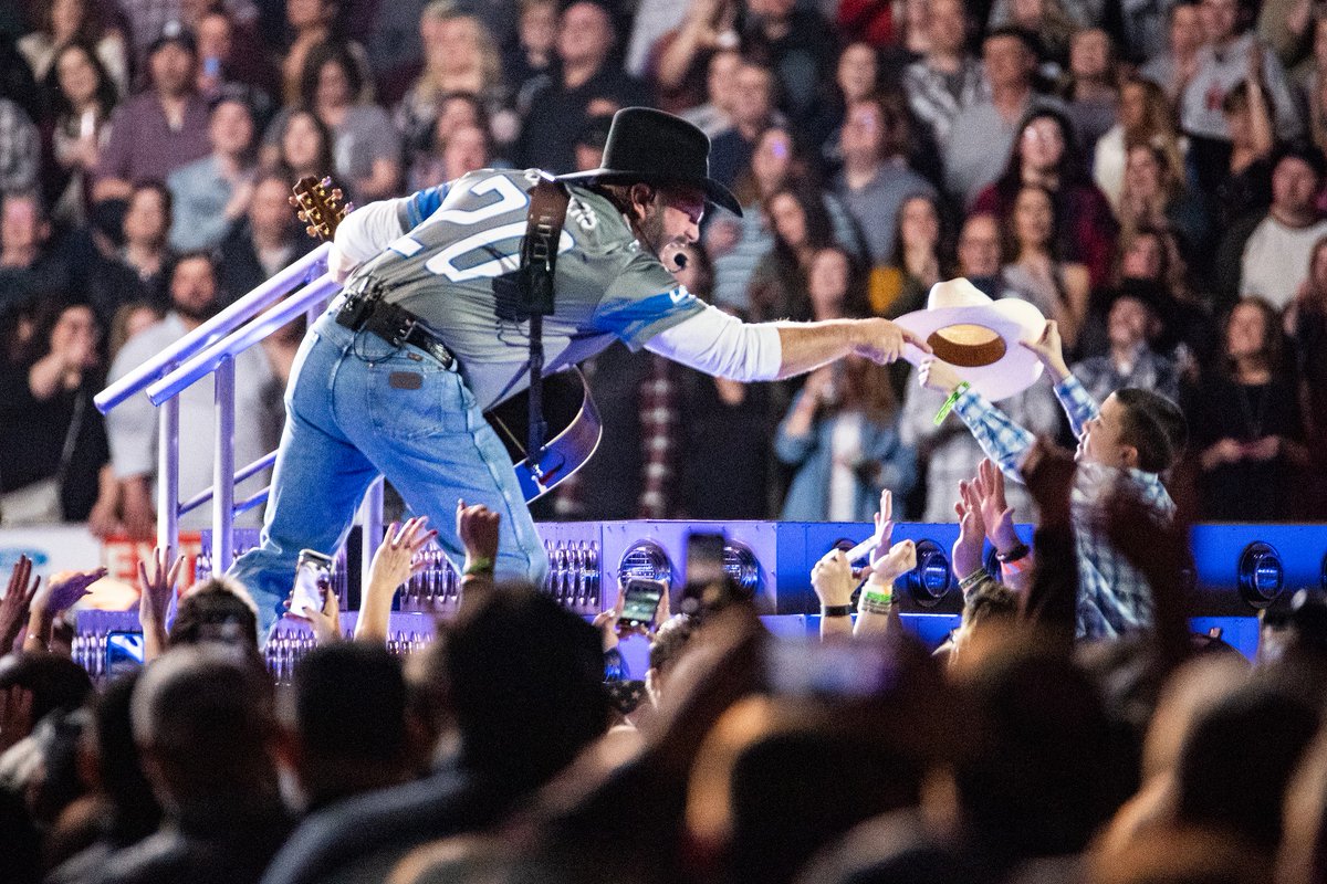 fordfield's tweet photo. #TBT to when @garthbrooks turned our stadium into a #DiveBar.

That was fun, huh 🤠 🎸

#GARTHinDETROIT https://t.co/diSUaXWWZb
