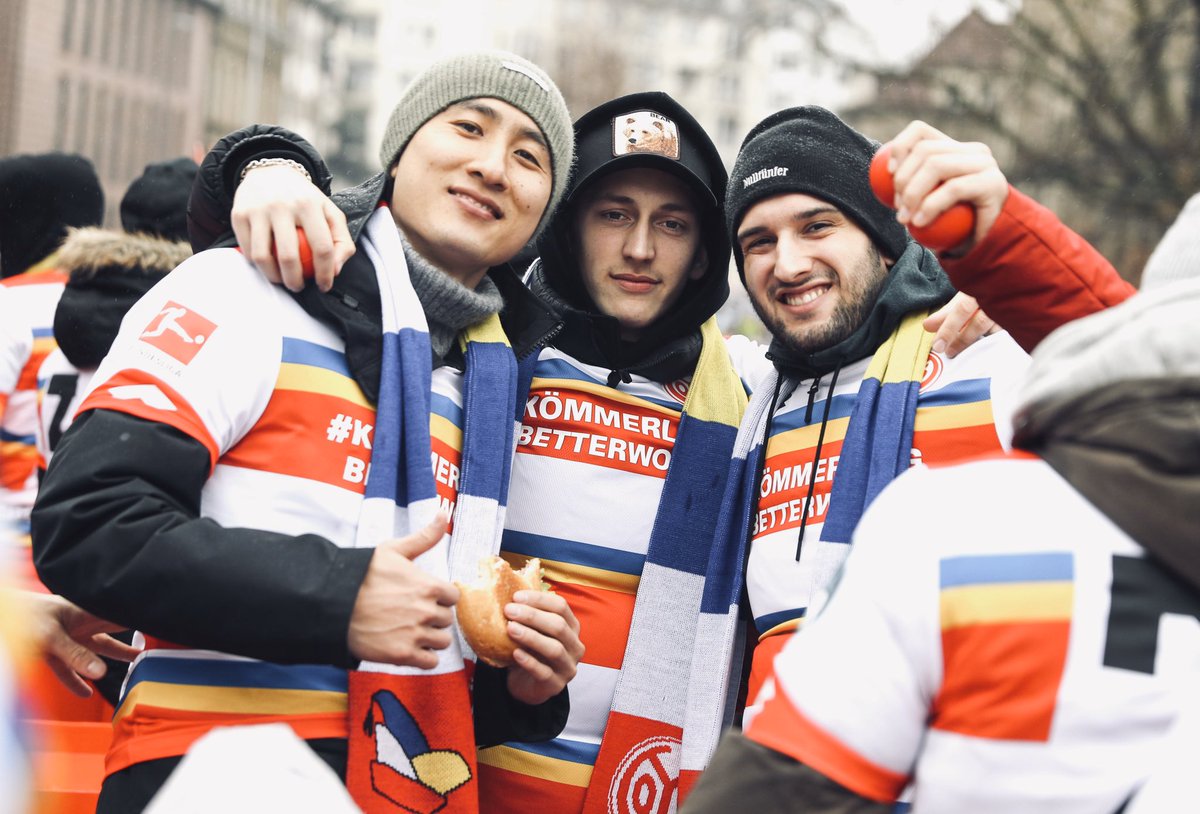 1FSVMainz05's tweet photo. #Mainz05 heute auf dem Rosenmontagszug 🎉🍬 #Romo2020 #Fastnacht #Mainz https://t.co/WWa2G9xUVz