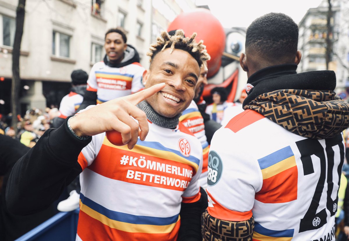 1FSVMainz05's tweet photo. #Mainz05 heute auf dem Rosenmontagszug 🎉🍬 #Romo2020 #Fastnacht #Mainz https://t.co/WWa2G9xUVz