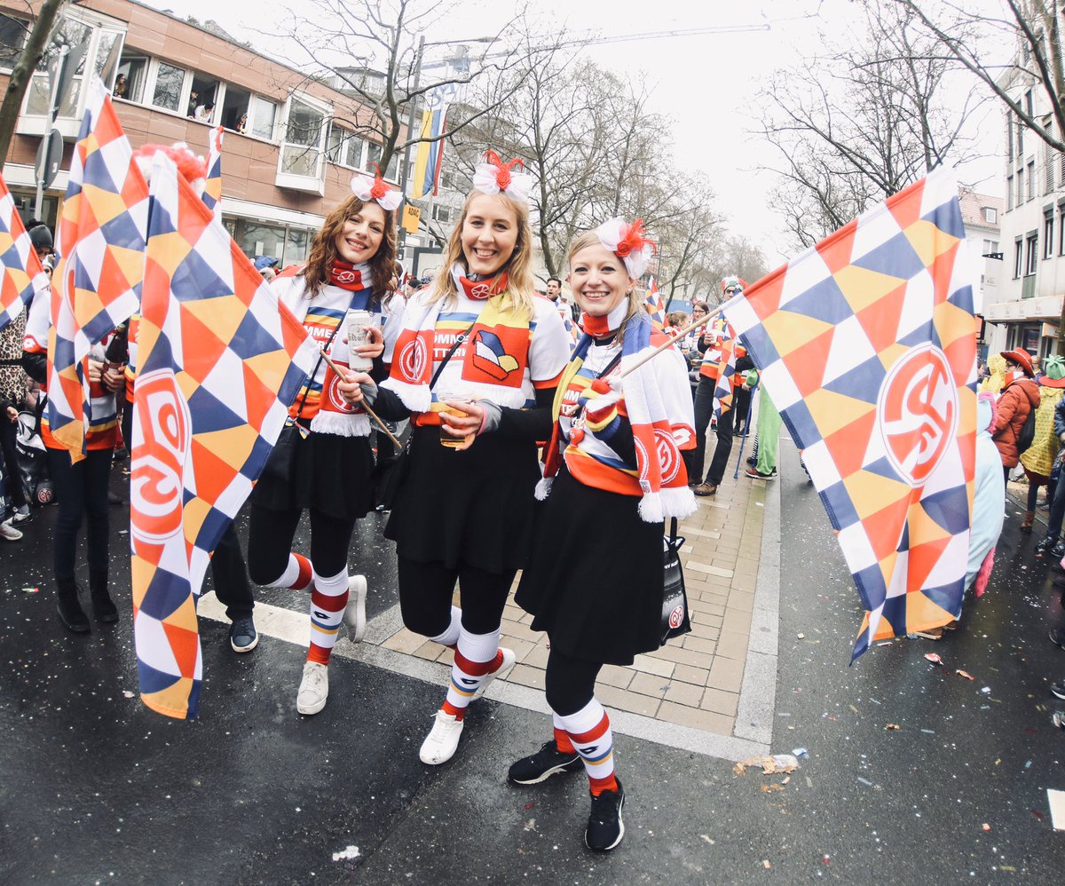 1FSVMainz05's tweet photo. #Mainz05 heute auf dem Rosenmontagszug 🎉🍬 #Romo2020 #Fastnacht #Mainz https://t.co/WWa2G9xUVz