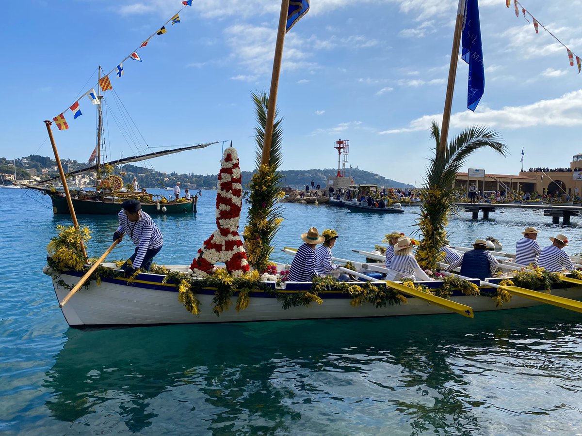 7000 pers. réunies aujourd’hui dans l’une des + belles rades au 🌍 : la Rade de @Villefranche06 pour le #CombatNavalFleuri & son traditionnel défilé de pointus ornés d’œillets multicolores et #mimosa ! Un événement #CotedAzurFrance qui fait le bonheur des petits comme des grands!