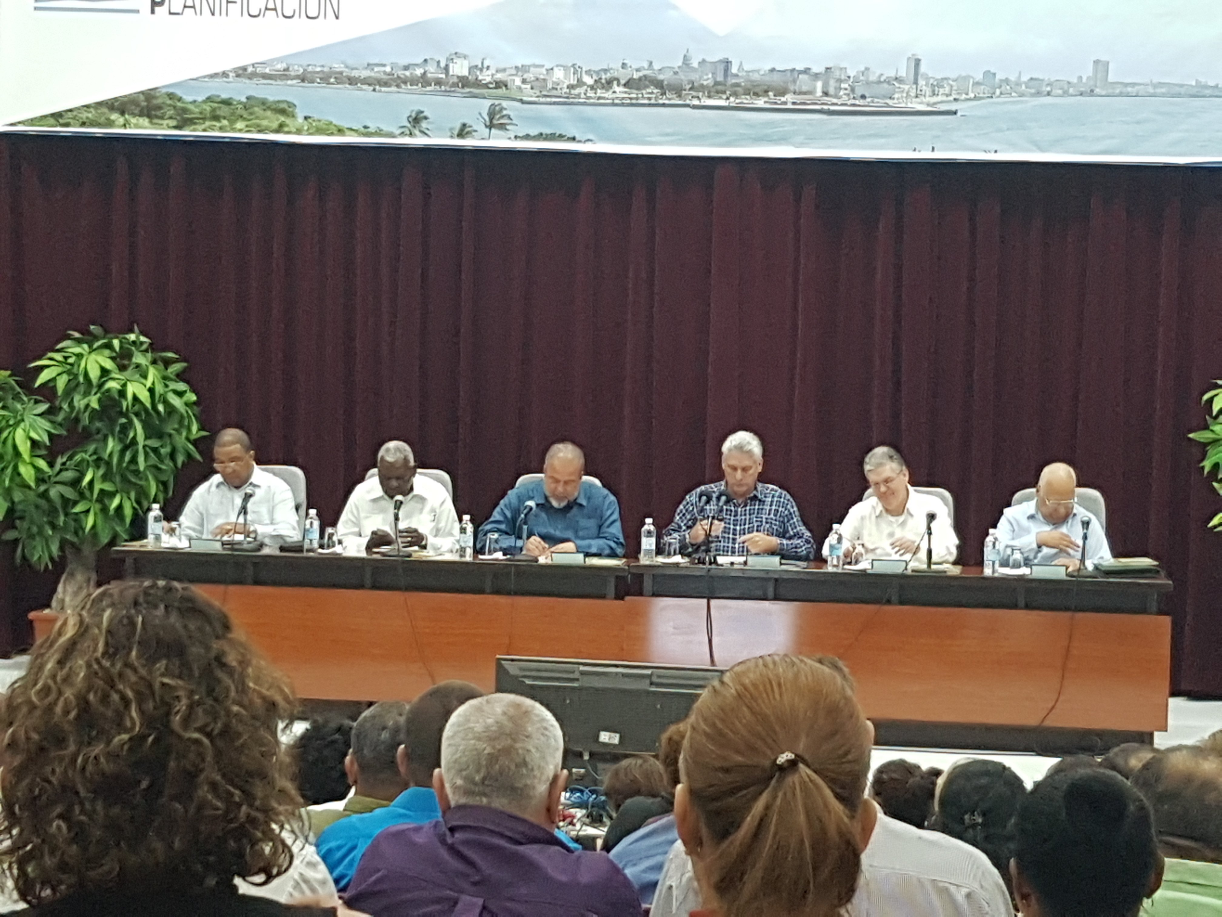 President of Cuba participates in the annual analysis of Ministry of Economy 