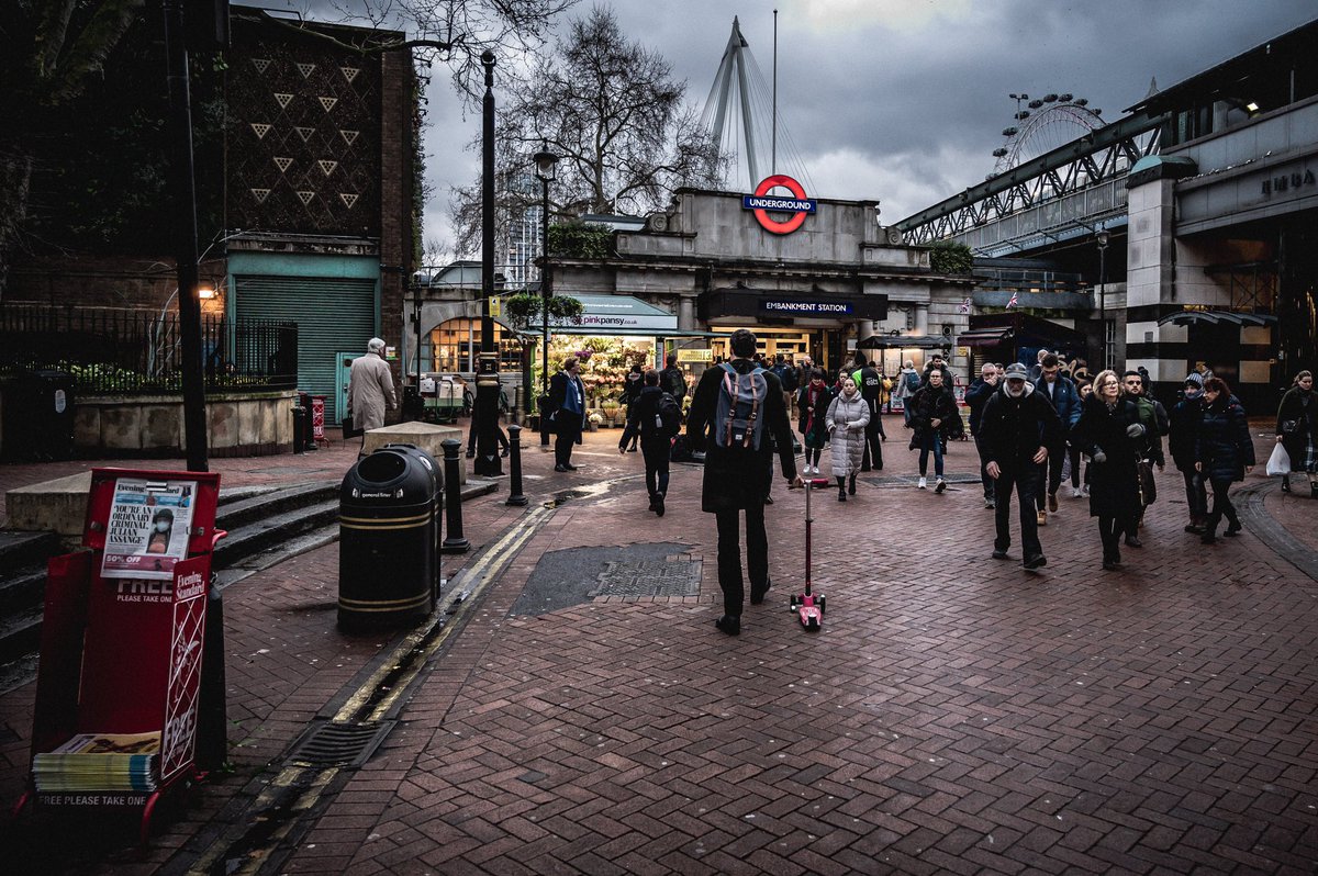 [THREAD]   #PictureOfTheDay 24th February 2020: Going Home   #photooftheday  https://sw1a0aa.pics/2020/02/2... – bei  Embankment London Underground Station
