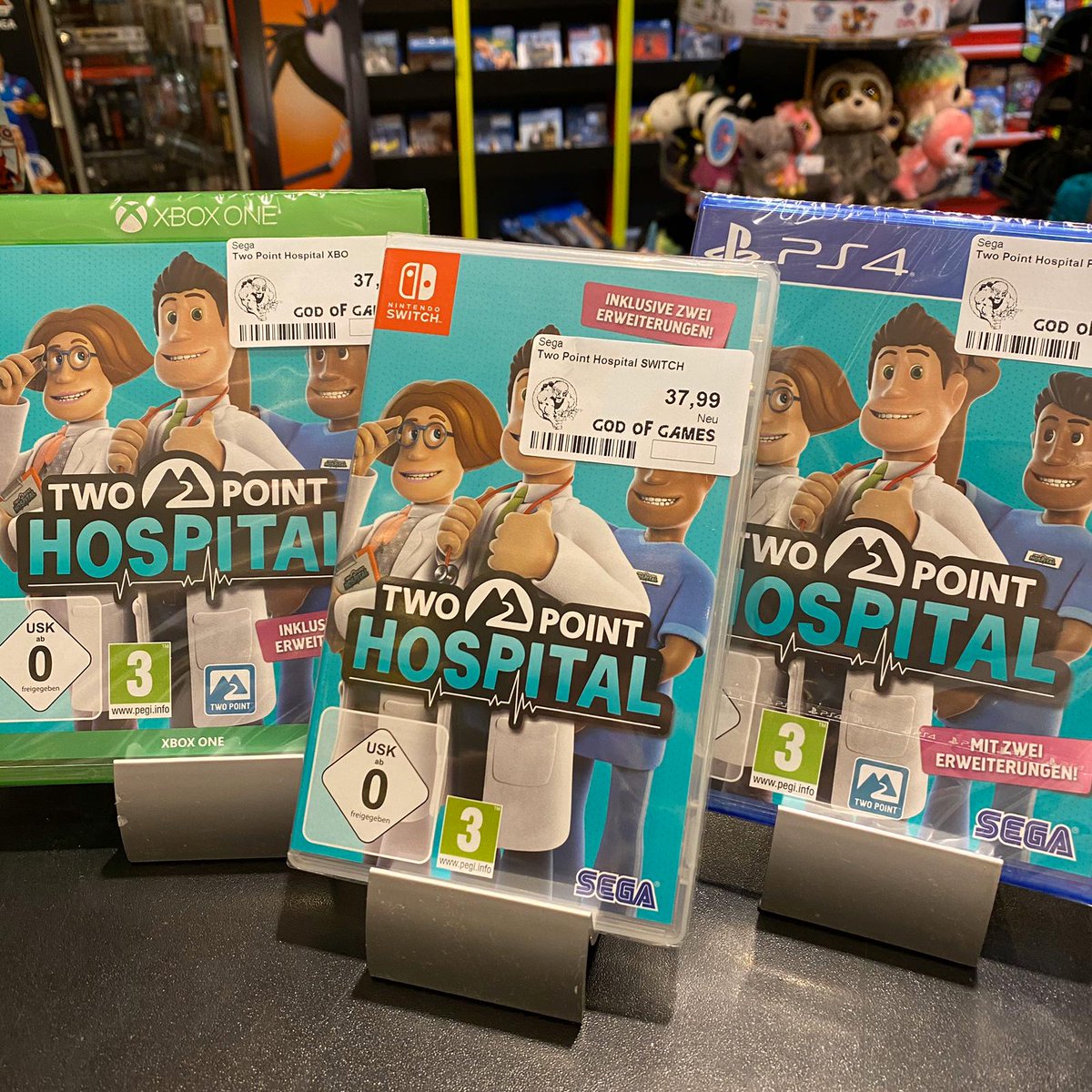 godofgameshof's tweet photo. TWO POINT HOSPITAL ist jetzt für XBOX ONE, PS4 und NINTENDO SWITCH erhältlich.

PREIS: 37,99€
Shop-Link: https://t.co/oMC3xDWZsc

#godofgames #hofsaale #plauen #xbox #nintendo #playstation https://t.co/XaMk0KP78U