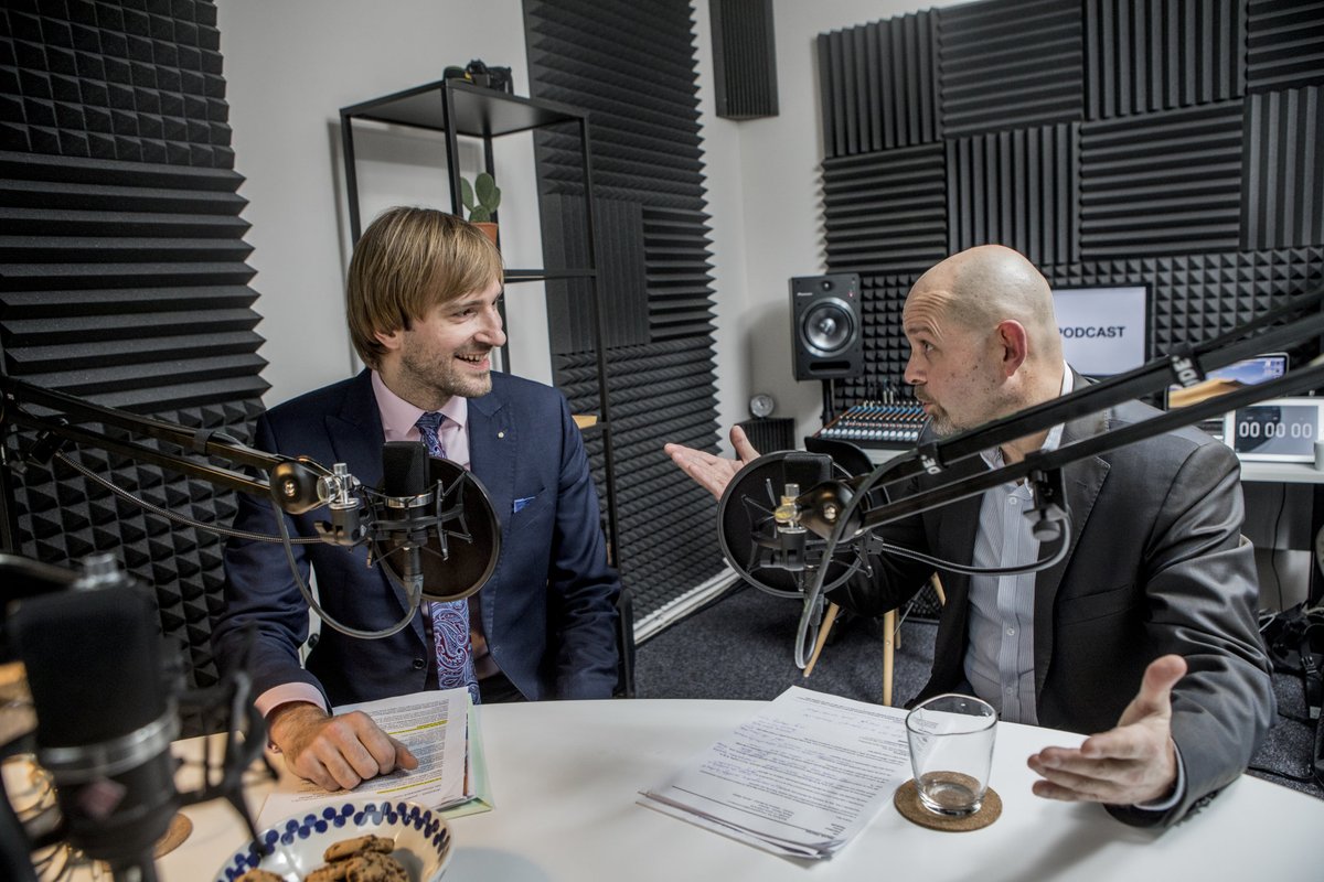hospodarky's tweet photo. 🎙 PODCAST 360°: Ministr @adamvojtechano je přesvědčen, že regulace reklamy pomůže snížit spotřebu alkoholu v Česku. Ředitel Asociace komunikačních agentur Marek Hlavica mezi tím spojitost nevidí, prý to jen poškodí reklamní průmysl a výrobce alkoholu.

➡ https://t.co/5No6TNYPWx https://t.co/nCg70BLM7u