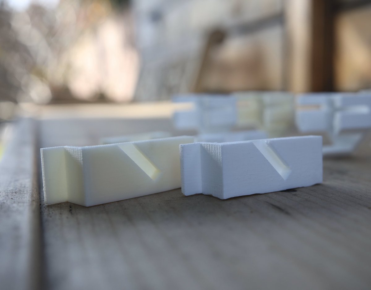 jumekubo's tweet photo. Results of silicone mold and resin casting. Original 3D printed model in beige, replica in white. Parts for holding robotic elements. #resin #liquidplastic #siliconemolds #robotparts #3ddesign @tinkercad @birdbraintech https://t.co/vV1cd4wu0L
