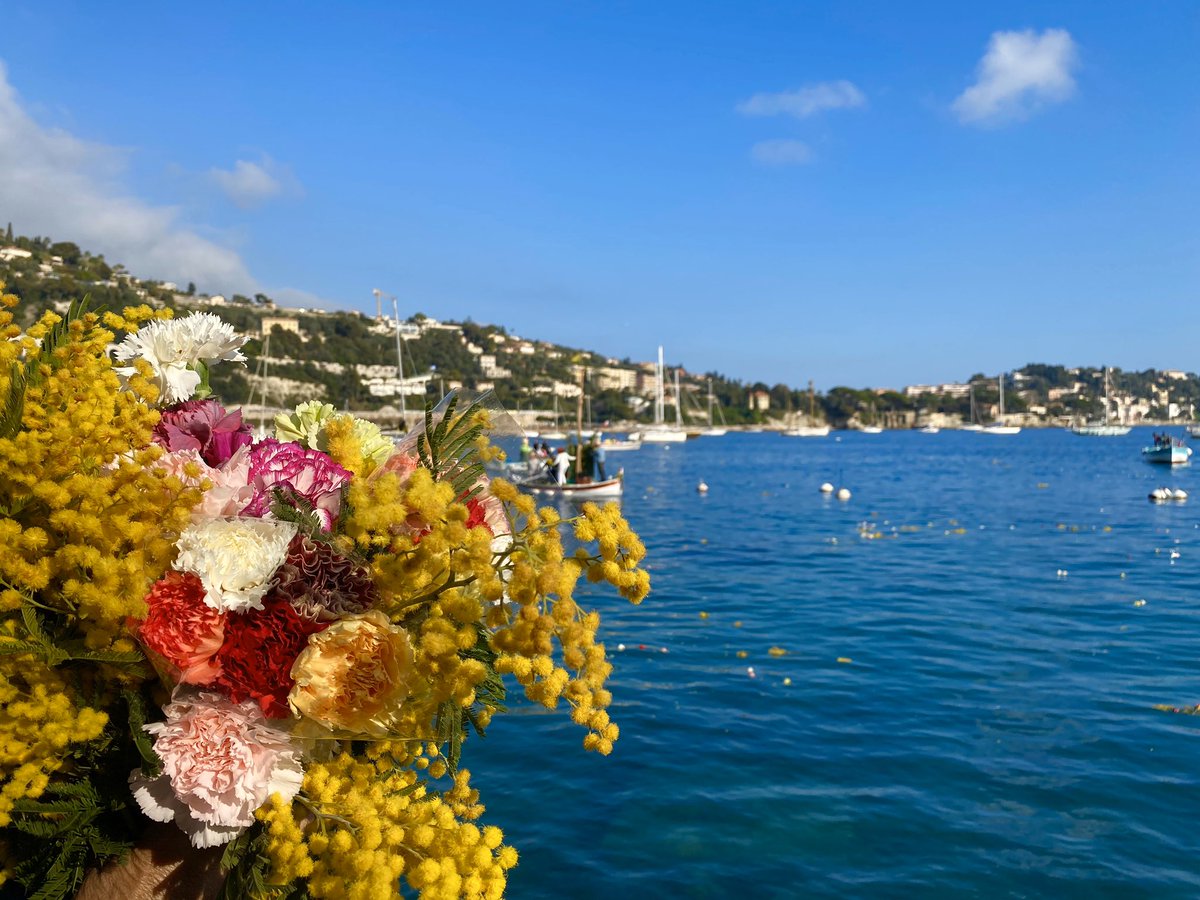 Photo clin d’œil 😉 d’un Apprenti #Spiderman qui a adoré participer au #CombatNavalFleuri de @Villefranche06 et d’une Maman qui repart les bras chargés de fleurs 💐 #CotedAzurFrance #Vacances #EnFamille #JaimeVillefranche @VisitCotedazur @recreanice