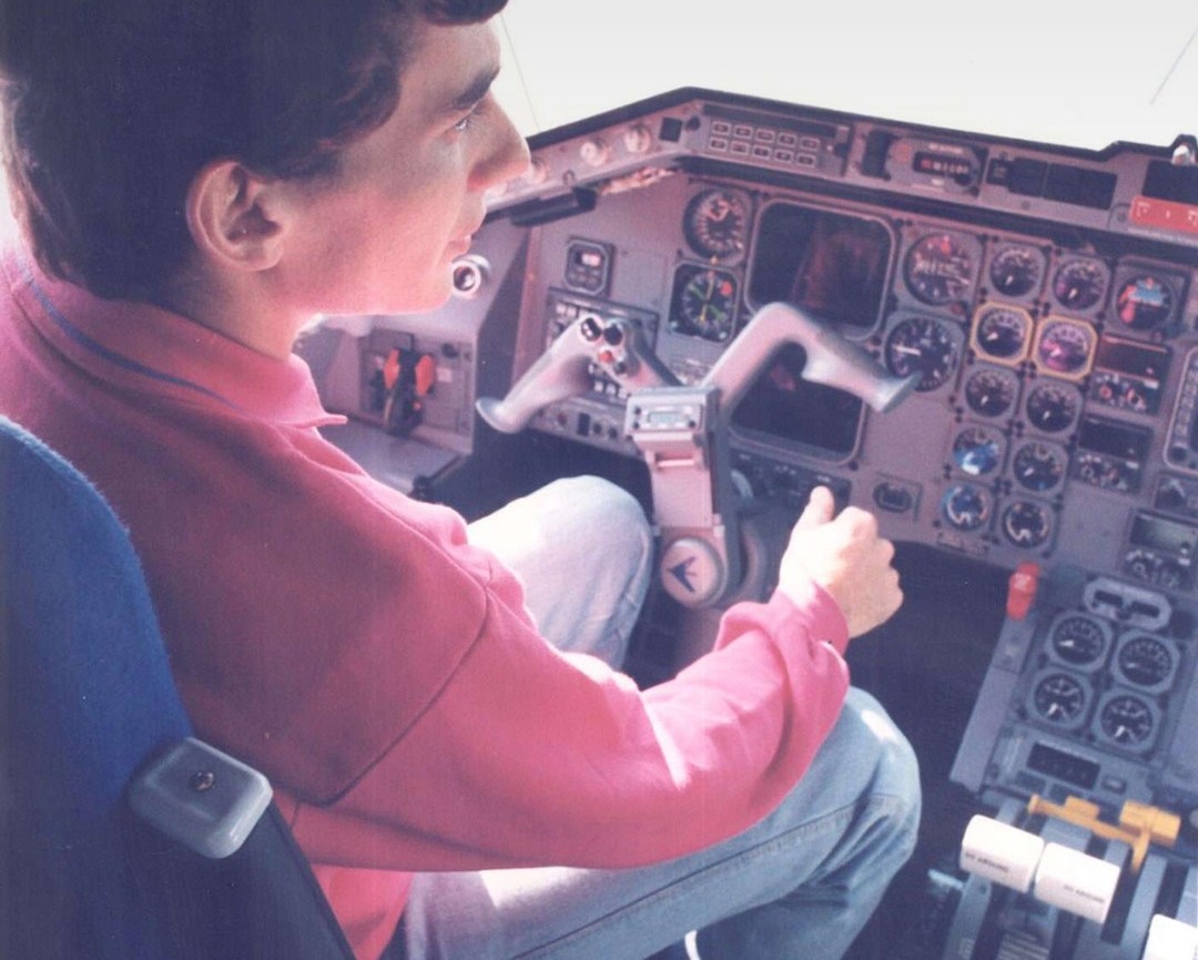 AIRTON SENNA 🏆🏆🏆
O tricampeão da Fórmula 1 🏎️ visitou o hangar da Embraer ✈️em São José dos Campos, em 1992

journalofwonder.embraer.com/br/pt/142-movi… #consolidar #oziressilva #saojosedoscampos #adcembraer50anos