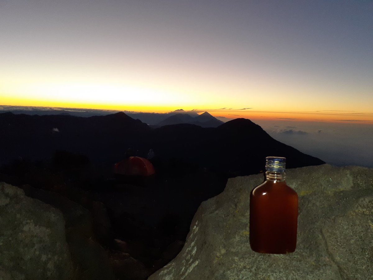neykerforoz's tweet photo. Sobre un mar de nubes en el #volcansantamaria y con la respectiva agüita de #cacao de @mafer_rivera510 para calmar el frío https://t.co/UnYzdRsvJh