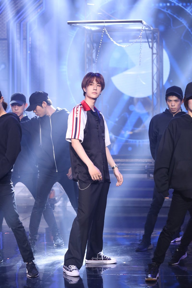 WangyiboOversea's tweet photo. [FM85]
2018-06-24 
#王一博 x #天天向上 开场 | 锤子舞
#WangYibo "Just blow" 
#Daydayup opening, SHOOT dance

Fans called it “锤子舞” （#shootdance)
official HD 10 pics

#หวังอี้ป๋อ #왕이보 #ワンイーボー #VuongNhấtBac 
#TheUntamed #陈情令 #LegendOfFei #有翡
#WangYibo王一博 https://t.co/Gb28T8tSkI