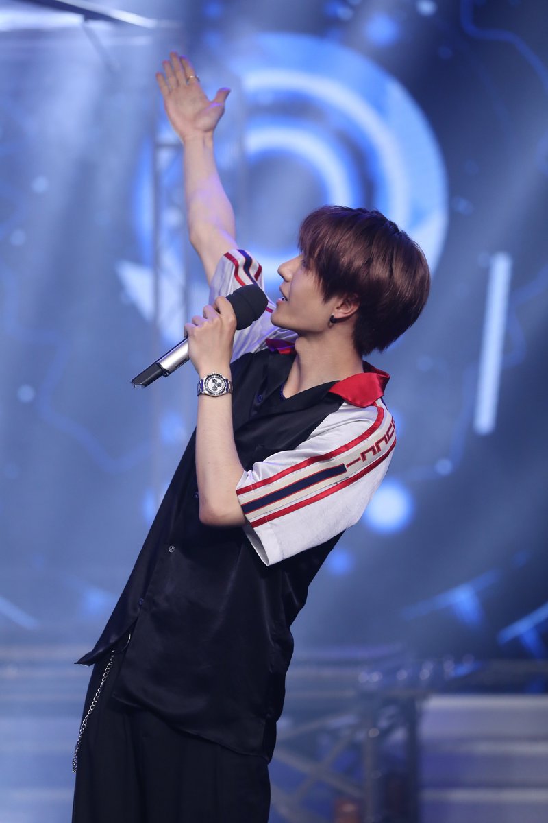WangyiboOversea's tweet photo. [FM85]
2018-06-24 
#王一博 x #天天向上 开场 | 锤子舞
#WangYibo "Just blow" 
#Daydayup opening, SHOOT dance

Fans called it “锤子舞” （#shootdance)
official HD 10 pics

#หวังอี้ป๋อ #왕이보 #ワンイーボー #VuongNhấtBac 
#TheUntamed #陈情令 #LegendOfFei #有翡
#WangYibo王一博 https://t.co/Gb28T8tSkI