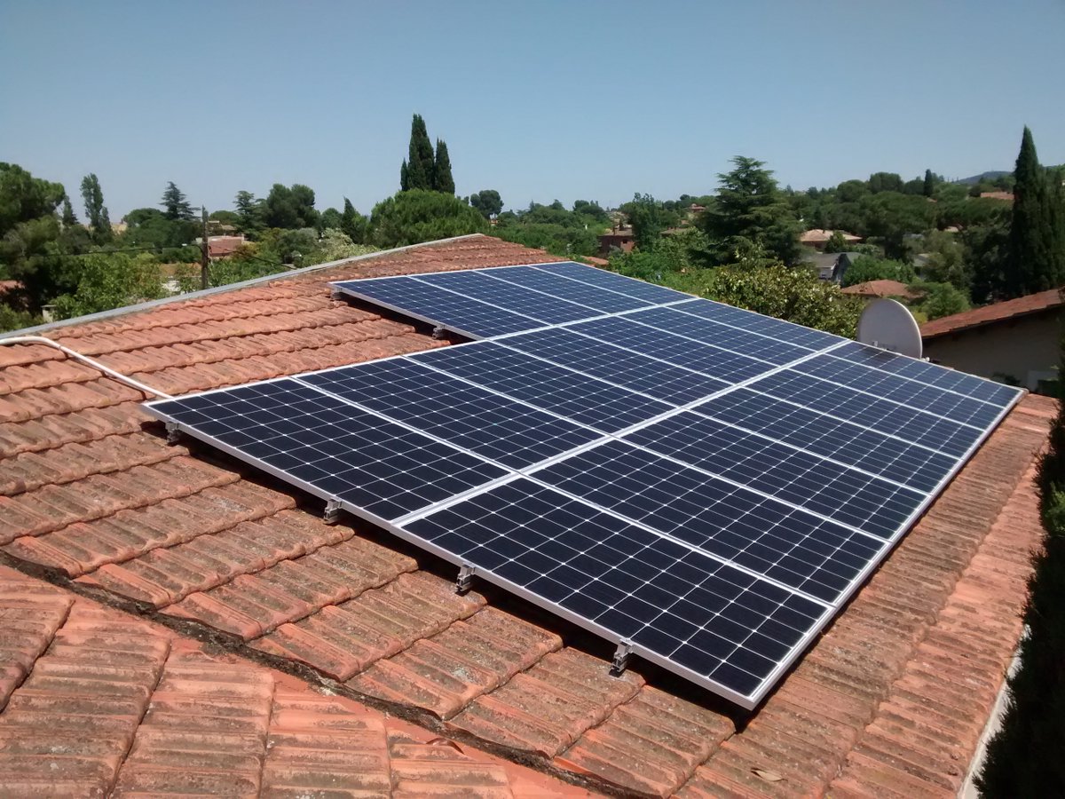 FesEnergia's tweet photo. #Autoconsum #solar #fotovoltaic amb #bateries de liti Sonnenbatterie. 5,4 kW pic de potència, amb una bateria de 7,5 kWh de capacitat d'acumulació en un habitatge unifamiliar a Sant Cugat del Vallès. Gràcies a la gestió activa del propietari, en ple febrer autarquia del 96 % !! https://t.co/q4kt9z5BGb