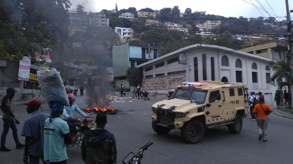 etiennecp's tweet photo. Des policiers @pnh_officiel en uniforme retirent les débris placés pour entraver l'accès à la route de #Kenscoff par un groupe de manifestants qui se dit eux aussi policiers. https://t.co/YDD8aIegtx