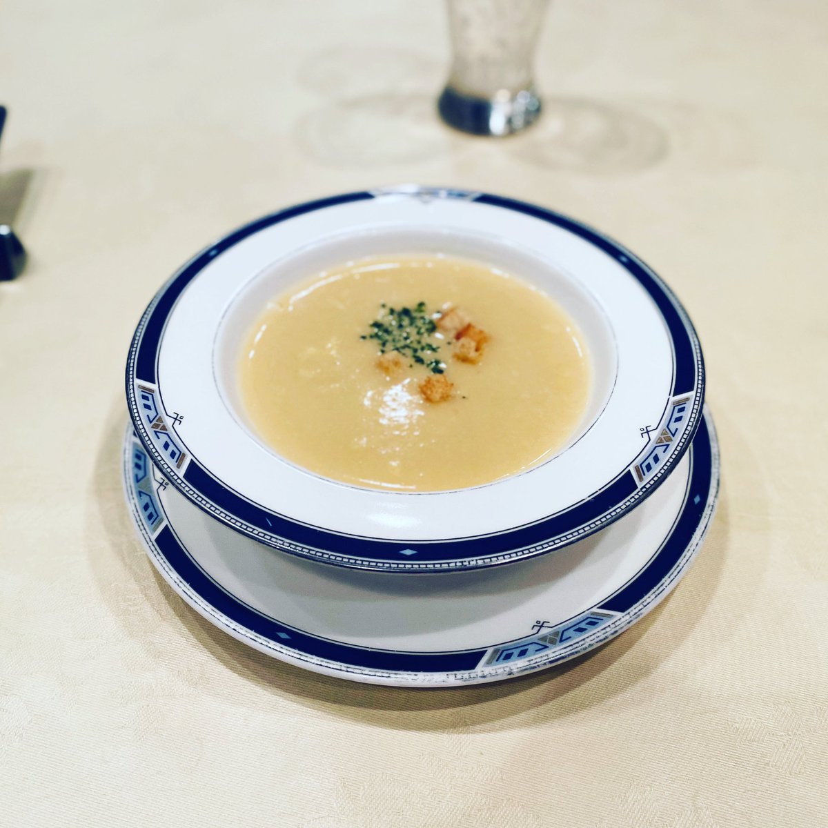 恵比寿新聞 A Twitter 父の代から 創業63年の老舗洋食 スコット 父の代から受け継ぐ早川さんが作るコーンスープは素晴らしい味となぜか懐かしい味がした 今も欠かさずコンソメスープやデミグラスを作っている 作るのはとても大変 非効率だからこそ出せる味