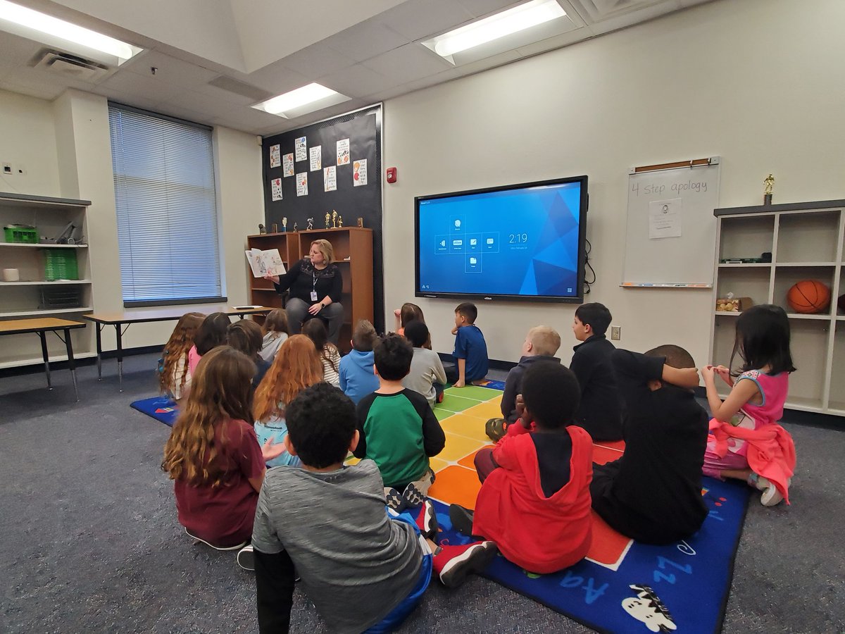 Starting off our Monday in the best way. We love our locker room lessons with <a href="/hshegog/">Holli Shegog</a>! #walstars