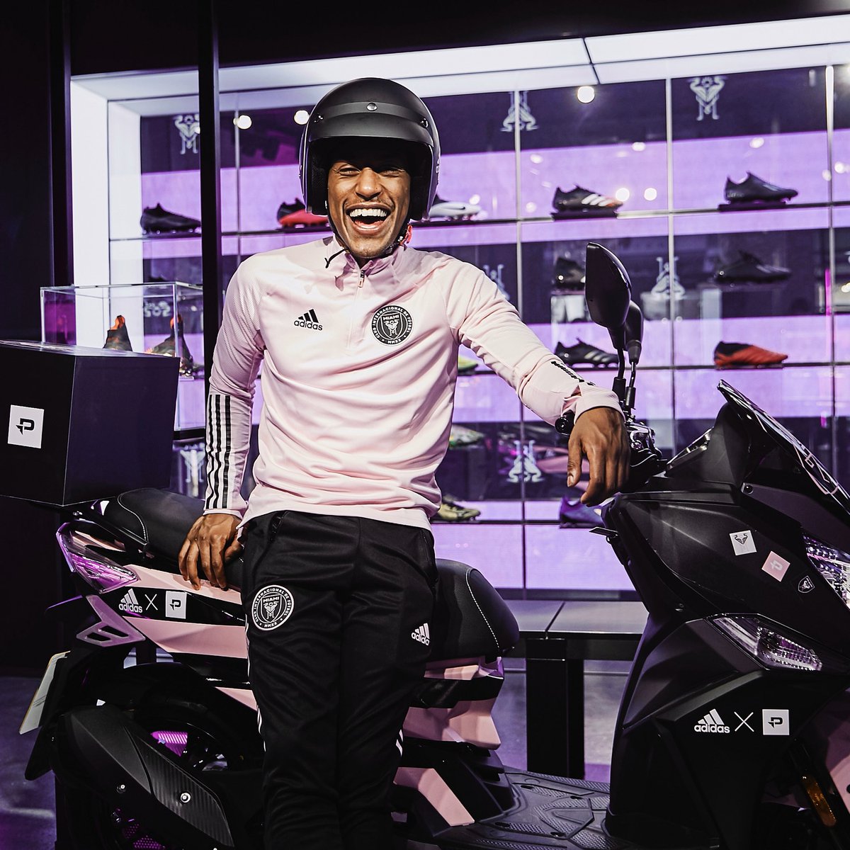 ProDirect_LDN's tweet image. Bringing the Miami vibes to London, Yung Filly has hit the streets to deliver the @InterMiamiCF 2020 home and away jerseys across town.