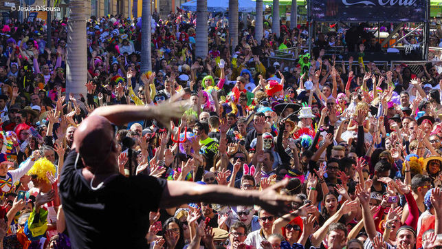 Se estima que puedes quemar entre 200 y 400 calorías (incluso más) en 30 minutos de baile, suficiente para perder peso de forma gradual y saludable.

Claro que no es lo mismo una bachata que un HiiT de zumba.

#DADO, tecnología y deporte.