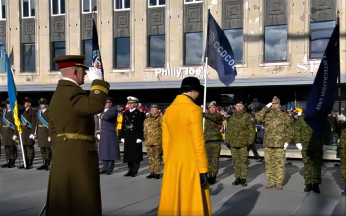Nato Ccdcoeさんのツイート Our Flag Proudly Presented At The Independenceday Parade To The President Of Estonia Kerstikaljulaid And Chod Mg Herem Kaitsevagi Ev102 Estonia Errnews T Co Iaijksbv9y