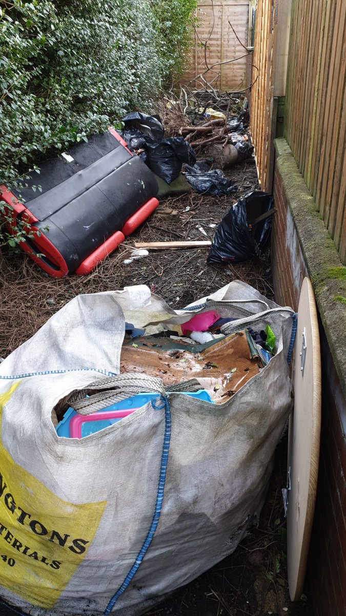 Clean_Leeds's tweet photo. This ginnel on Brooklyn Place is looking much better after some #CleanLeeds TLC. Thanks to the #Armley Team. https://t.co/6GADXUEFaJ