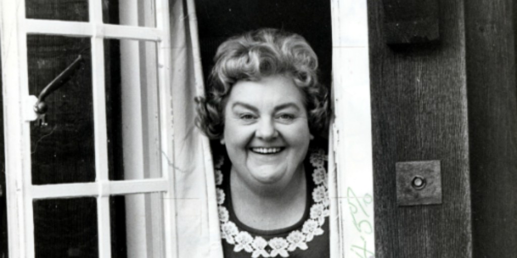 memoriadotcom's tweet photo. Remembering #MrsMills the knees-up piano player and singer on the anniversary of her death, aged 59. Read more at: 
https://t.co/z8R7xUqFhK
#OnThisDay #DiedOnThisDay #MemoriaApp #Remember https://t.co/XAfGiQLEt7