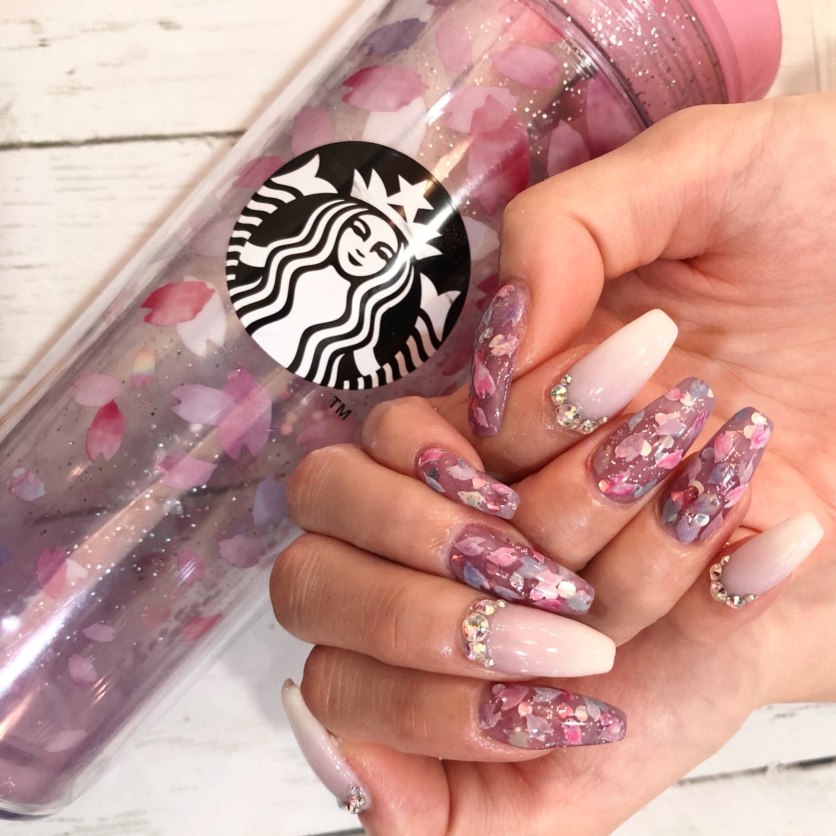 えこたん O ᆺ O ヒロ西蒲田のローランド 去年のスタバの桜タンブラーが好きすぎてネイルで再現してもろたよ٩ ᐛ و 桜ネイル 桜スタバ