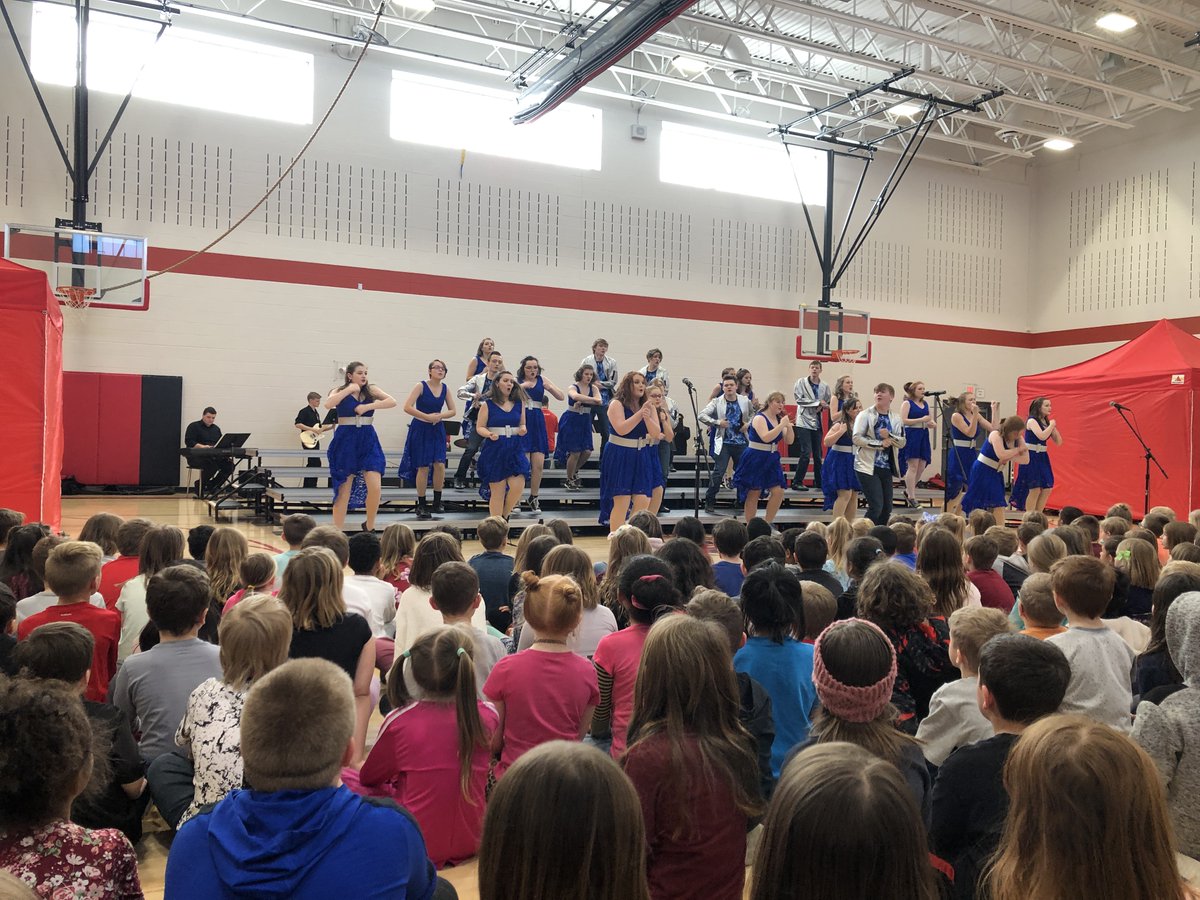 altoonarails's tweet photo. Locomotion performed for @altoonaes and it was a hit! Thank you to our show choir students and staff. Your hardwork, determination and the hours spent preparing have paid off! #gorails #54720 #altoonarails #railroaderpride https://t.co/ocu1tdSuXi