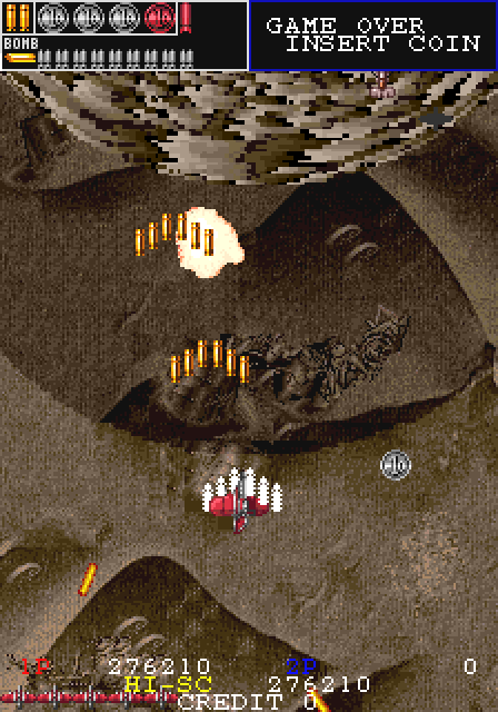 フライングバイソンの登場前には黒い影が伸びてくる。嵐が迫る前触れか、それとも竜巻の影なのか。竜巻は体力ゲージの役割もあり、これ迄のボスの爆発が全画面を覆う業火であったのに対し静かに沈んでいく姿は仙波さんの意向とメインプログラマー：たらばーさんのこだわりがあった。ガンフロ本必読！