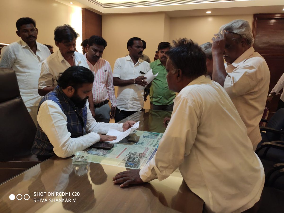 sriramulubjp's tweet photo. ಇಂದು ಬಳ್ಳಾರಿಯ ನಿವಾಸದಲ್ಲಿ ಜನತಾದರ್ಶನ ಹಾಗೂ ಜಿಲ್ಲೆಯ ರೈತರೊಂದಿಗೆ ಸಂವಾದ ನಡೆಸಿ, ಅವರ ಸಮಸ್ಯೆಗಳಿಗೆ ನೆರವಾಗುವ ನಿಟ್ಟಿನಲ್ಲಿ ಕಾರ್ಯಸೂಚಿ ಸಿದ್ಧಪಡಿಸಲಾಯಿತು https://t.co/IJ13tvCMdu