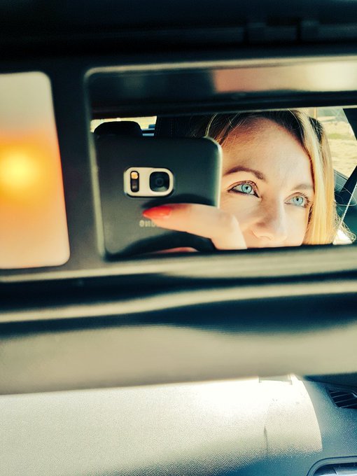 Hey je te vois dans mon r&eacute;tro tiens toi tranquille sur la banquette arri&egrave;re ! 😉😜 Bonne journ&eacute;e #GoodNightTwitterWorld<a href="/tag/blueeyes"class="tags"><span>#blueeyes</span></a><a href="/tag/goodnighttwitterworld"class="tags"><span>#goodnighttwitterworld</span></a><a href="/tag/lovemychoco"class="tags"><span>#lovemychoco</span></a>