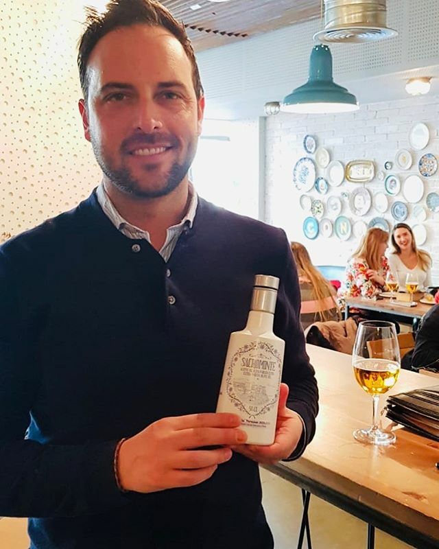 🇪🇸Gracias querido Curro de @puravidaburgersdrinks por la foto en @lebistrobyelconjuro.
🇬🇧Our dear friend Curro having fun at @lebistrobyelconjuro. ift.tt/2Pk0MZe