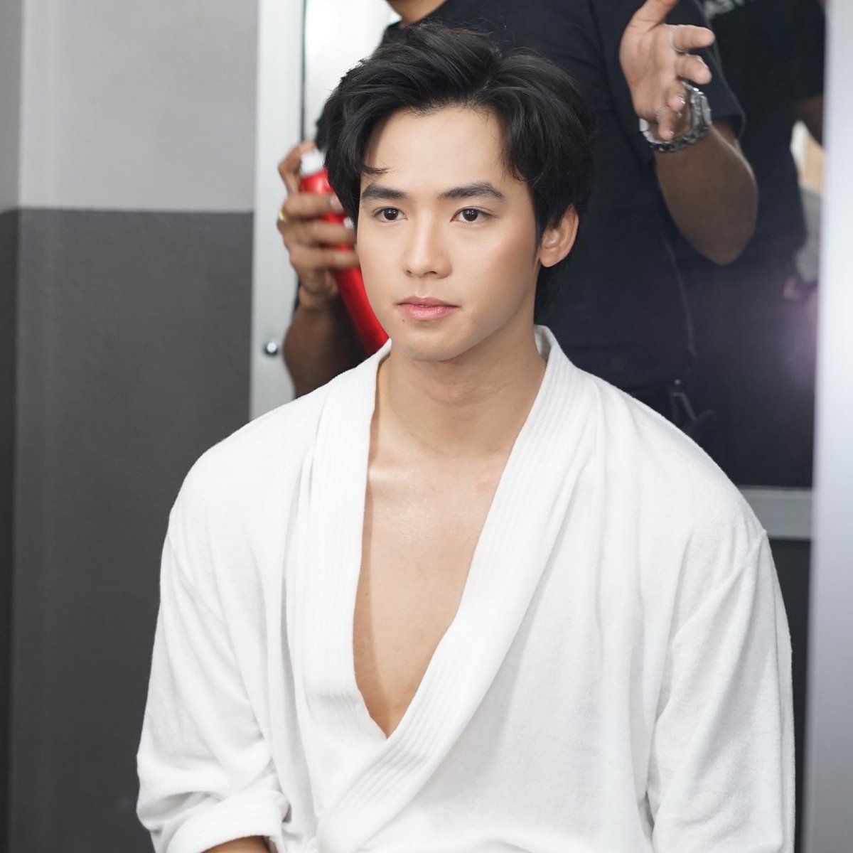 flukefanbase's tweet photo. [Behind the scene] 
repost  tahmakeup
แต่งหน้าเตรียมถ่ายภาพรณรงค์ให้ความรู้เรื่องมะเร็งเต้านม ของศูนย์สิริกิติ์ บรมราชินีนาถ 

preparing for the photoshoot 
@fluke_pongsapat 

#QSCBC 
#朱文科_fluke #flukepongsapat #ฟลุ๊คจ์พงศภัทร์ #กระสอบทรายของนายลักยิ้ม https://t.co/rFQFisHtNt