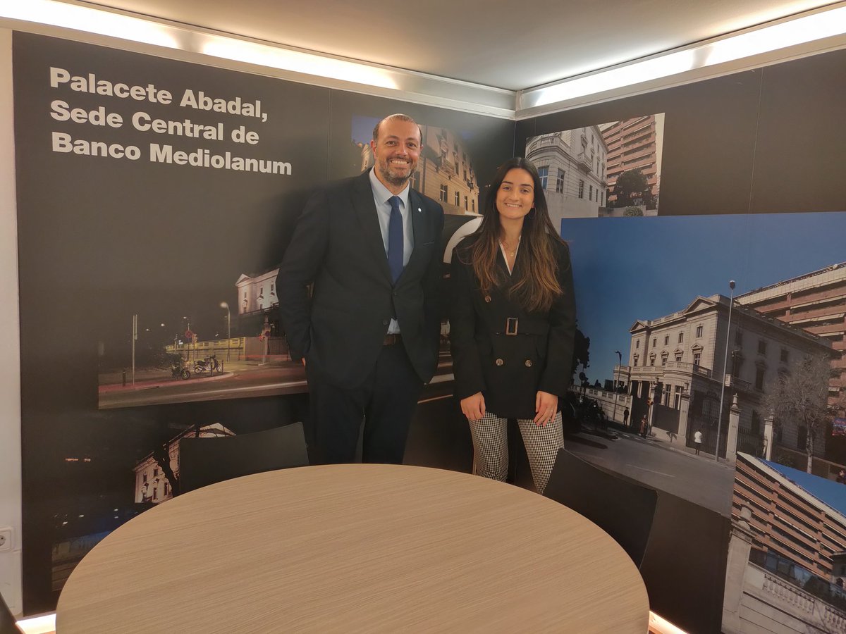 JOSEVIMONET's tweet photo. Interesante jornada la de hoy dentro del programa " Directivos por un día"  con Lorena Mezquita Colonques  en colaboración con la AED y la Fundación Junior Achievement España con el objetivo de acercar a los más jóvenes a una jornada laboral. 
@AEDtweets
 #Dx1D https://t.co/IX4x818TOA