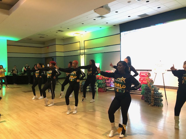 AnneHolton's tweet photo. Hope everyone had a blast at #MasonHC this weekend! What an incredible victory with amazing energy from #MasonNation. It was a joy cheering and celebrating with you all. Let's go, Patriots!! 💚💛 https://t.co/hW0GtdzC00