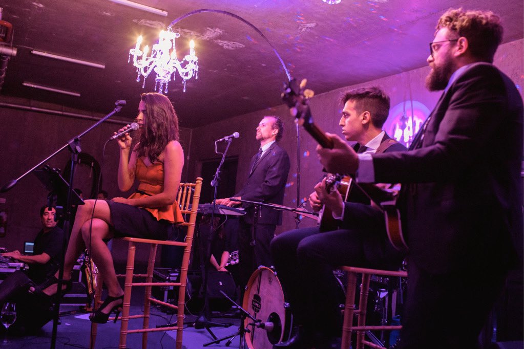 ¡Ponele ritmo 🕺🏻 y color 💜 a tu evento con notas 🎶 Bee! 🐝