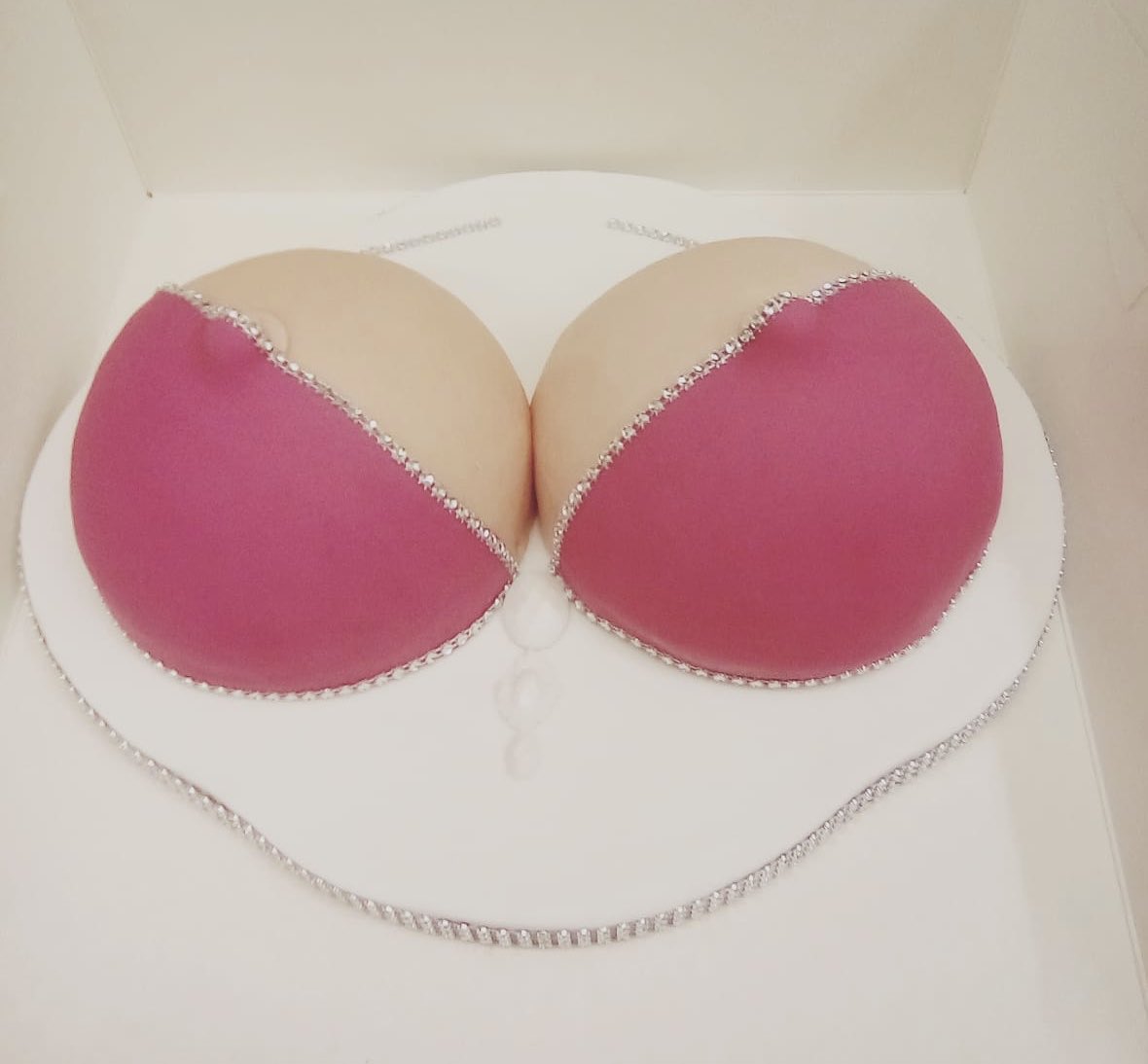 FarsleyCakeCo's tweet photo. Wishing a very #Happybirthday to a very special #dragqueen !! #drag #dragqueen #dragrace #duncanjames #madeinyorkshire #bespoke #boobs #bööbs #cakes #leeds #breasts #boobcake #dragcake #dragcakes #themed #theme https://t.co/Pddbc1E4bs