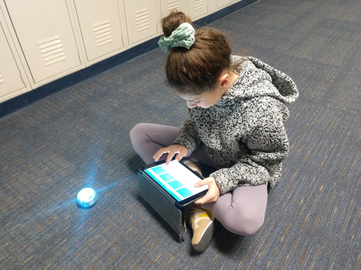 ktvance's tweet photo. Working through our #Robotics rotations with some great resources funded by our @EGRSFandALUMNI #egrmsInnovationLab @Makeblock @Sphero @SpheroEdu @Ozobot #edtechchat #edtech #sphero #ozobot #makeblock #mBot #coding https://t.co/TpQ8Pq89PZ