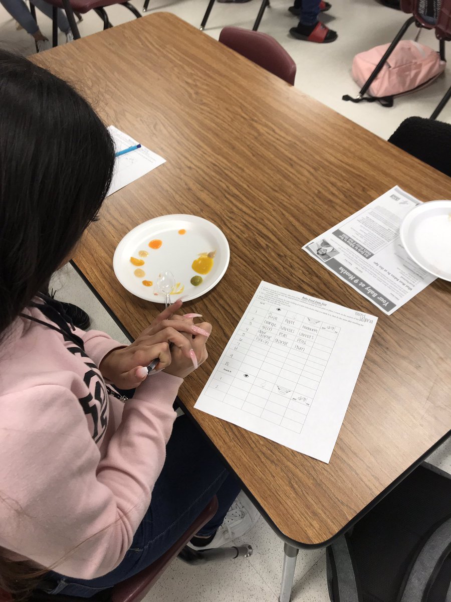 Sullivan_FCS's tweet photo. One of my favorite #childdevelopment lessons on 5 senses. Baby food taste testing. #sayyestofcs #todayatlhsk @lisdcte #fcssullivan #yum? https://t.co/Fx6aJ9xNzv