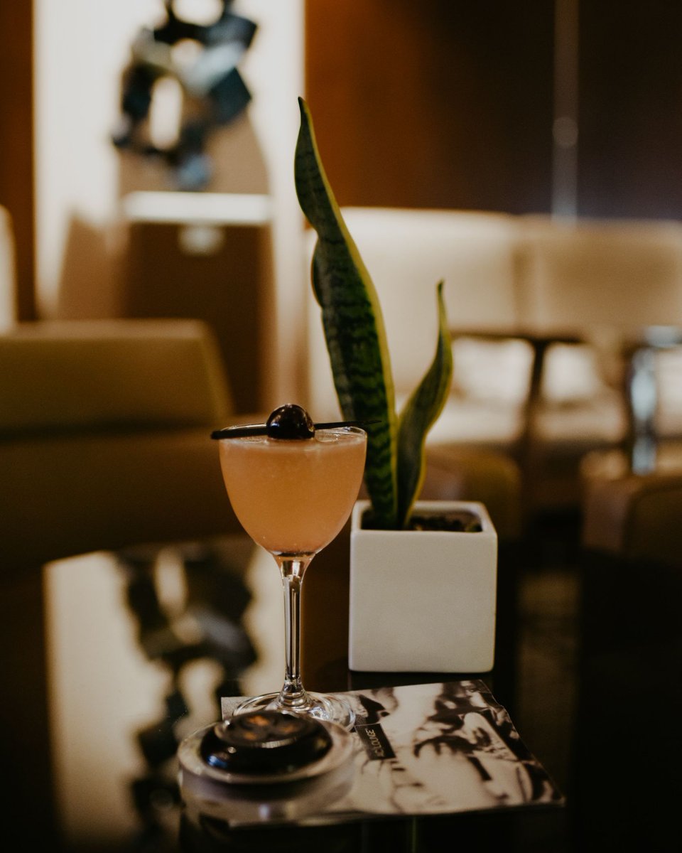 achotelbourbon's tweet photo. The AC Lounge provides space to work during the day and unwind at night. 🍸
 #ACBourbon #NewOrleans #ACHotels #Bourbon #Marriott #Travel #Stay #Marriotthotels #WorkLifeBalance #ANewWayToHotel #Experience #CraftCocktail #Cocktail #Mixology #BarLife https://t.co/JUQnxtaUnY