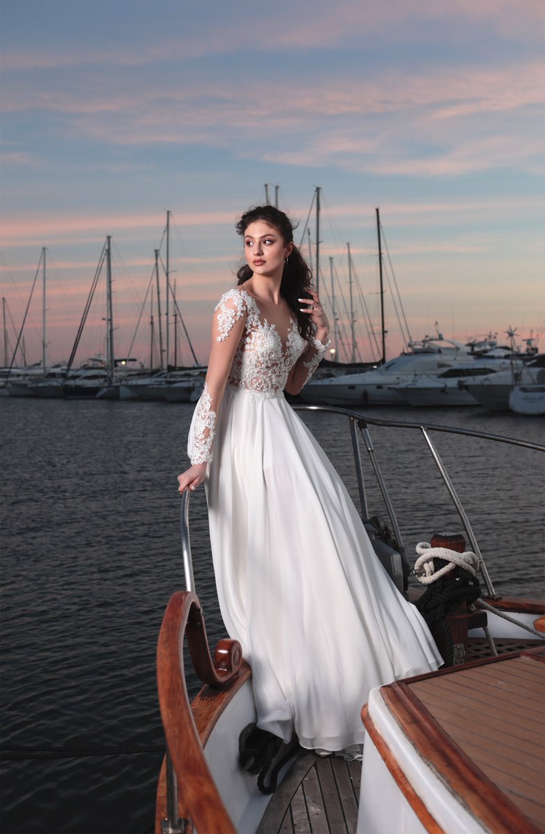 Our Lisa Dress is the perfect gown for a Cruise Wedding! ✨🛥
The soft chiffon skirt floating delicately with the ocean breeze looks absolutely stunning 👰‼️
#bridalwear #junepeonybridalcouture #cruisewedding #weddinginspo #oceanside #weddings #weddingdress #destinationwedding