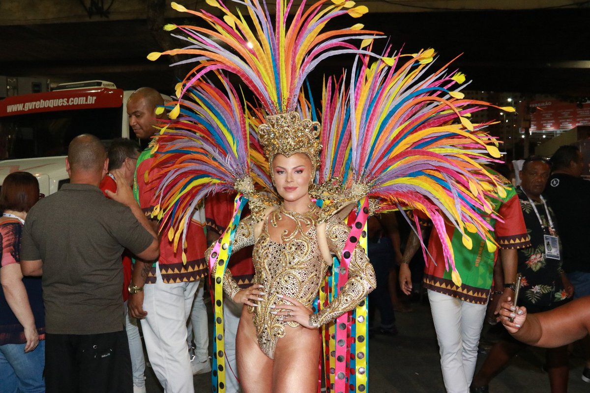 HugoGloss's tweet photo. Uma #BoaMenina faz assim e dá show direto da Sapucaí! Musa da Grande Rio, @LuisaSonza coloriu a Avenida e brilhou com essa fantasia #TudodeBom! Isso é que é uma estreia no Carnaval do Rio de Janeiro, hein? (Fotos: Thyago Andrade/Brazil News) https://t.co/KS8JTexOZj